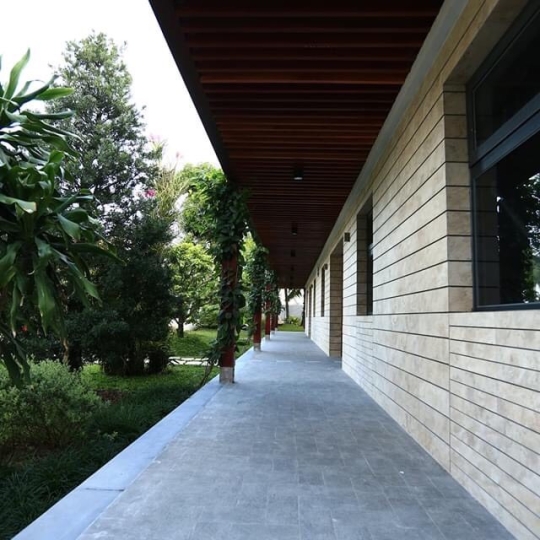 Thi công ốp đá nội thất và sân vườn